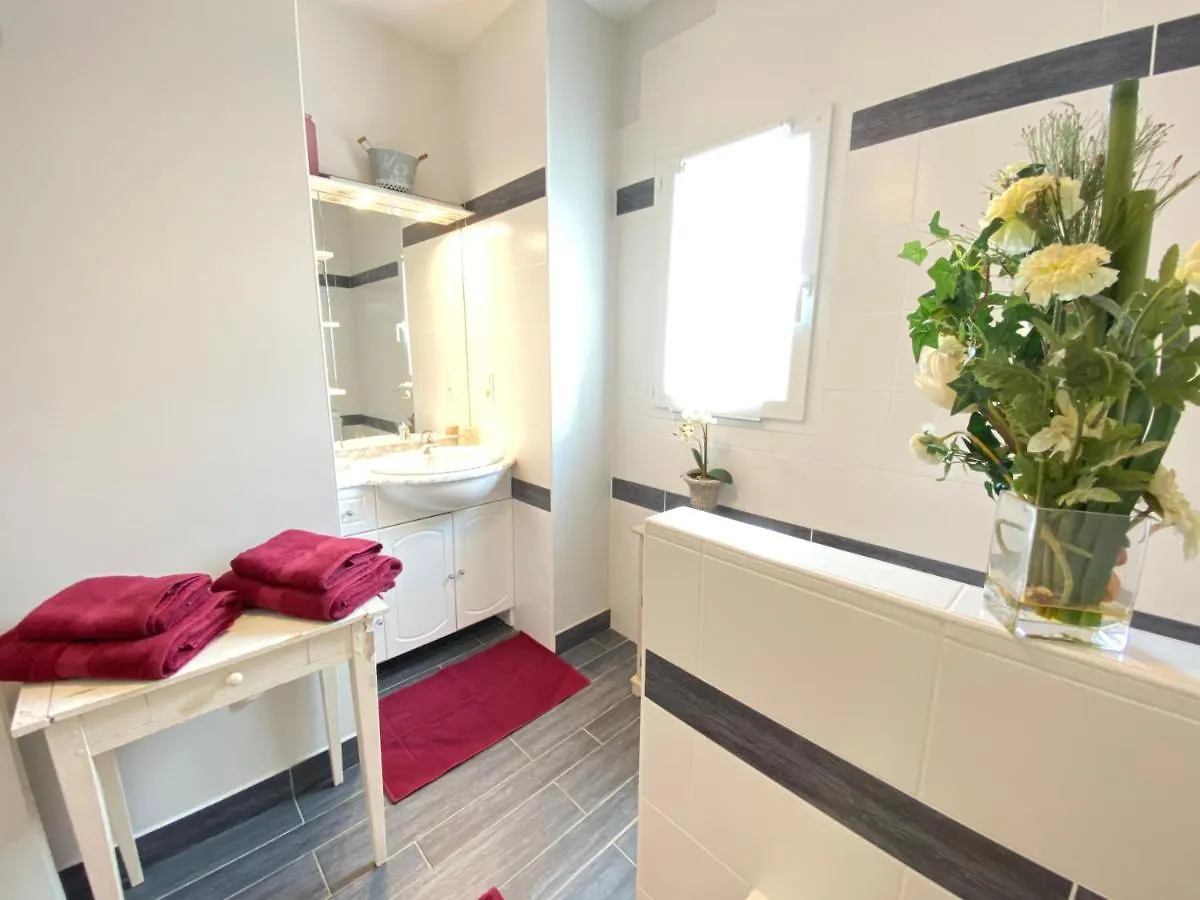 Chambre avec sa salle de bain privée attenante et wc privé Larroque-sur-l'Osse